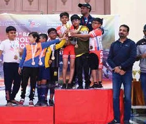 MSK skaters on the podium with trophies